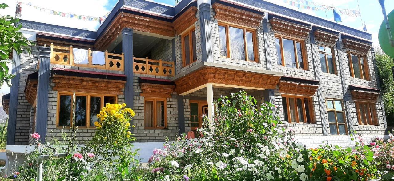 Ladakh Country Inn Leh Bagian luar foto