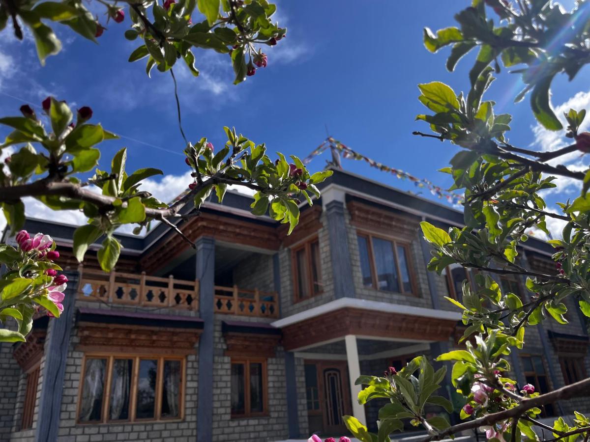 Ladakh Country Inn Leh Bagian luar foto